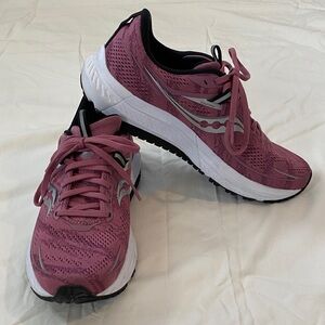 Saucony Women's Omni 21 Athletic Shoes in Purple and White